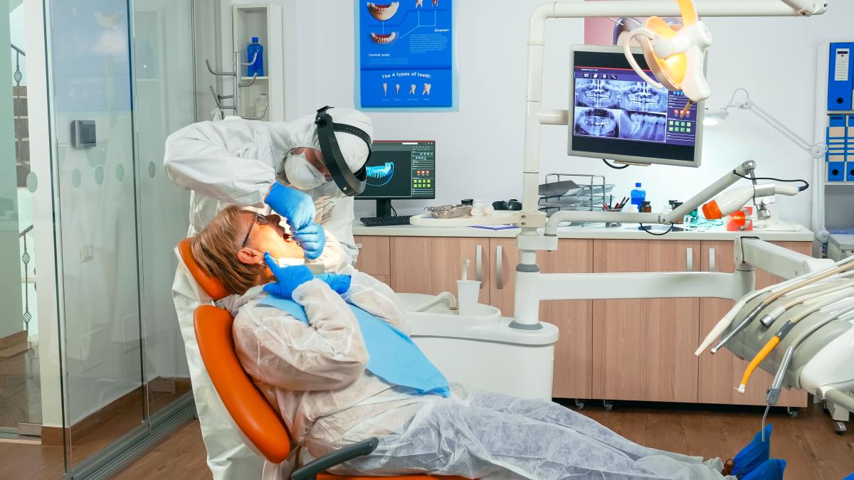 Implanty zębów – trwałe rozwiązanie dla pięknego i funkcjonalnego uśmiechu